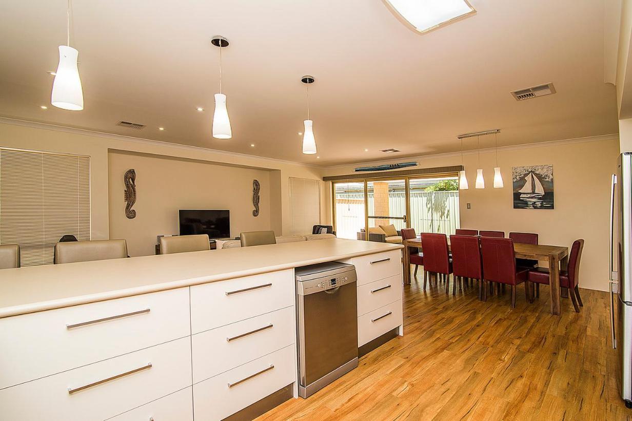 Busselton Holiday Home Экстерьер фото